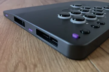 Victrix Pro KO Leverless Fight Stick leżący an stole - ujęcie prawego boku kontrolera.