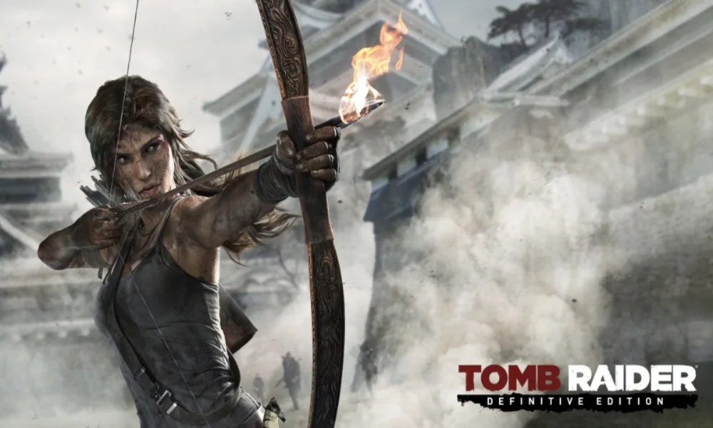 Kobieta naciąga płonącą strzałę na łuku, stojąc na tle walących się budowli i unoszącego się dymu; w rogu widoczne logo ‘Tomb Raider: Definitive Edition’.