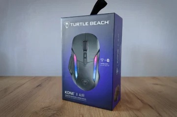 Pudełko Turtle Beach Kone II Air na drewnianym stole.