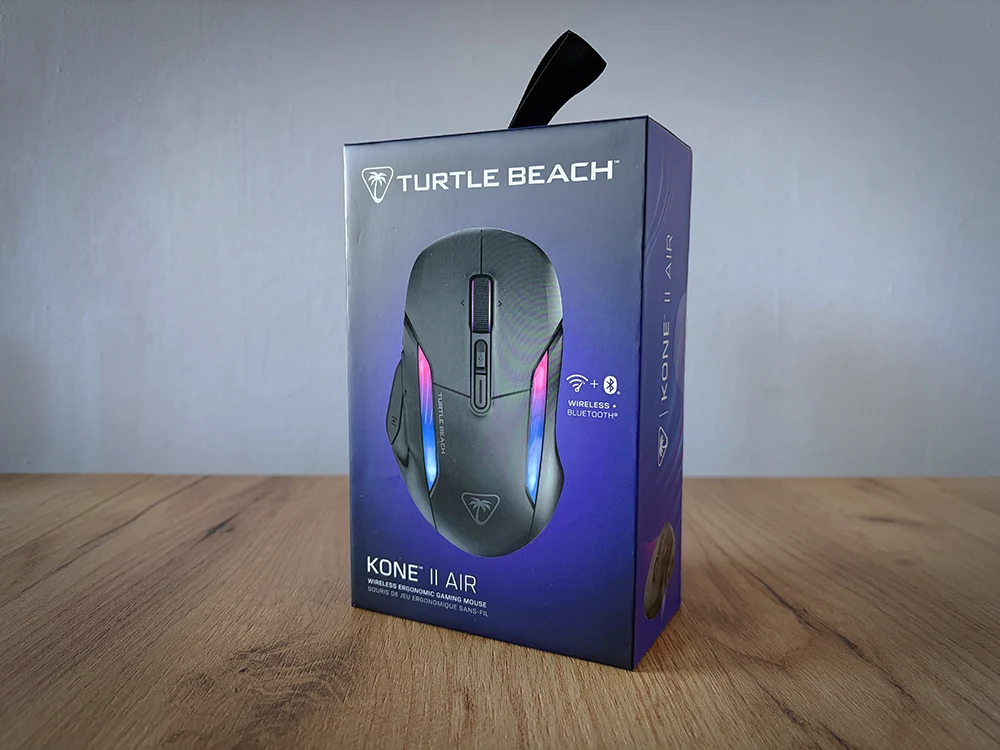 Pudełko Turtle Beach Kone II Air na drewnianym stole.