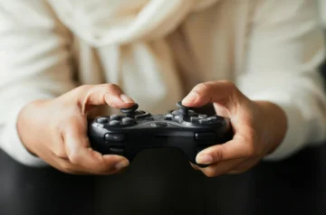 Kobiece dłonie obejmujące kontroler do Xbox