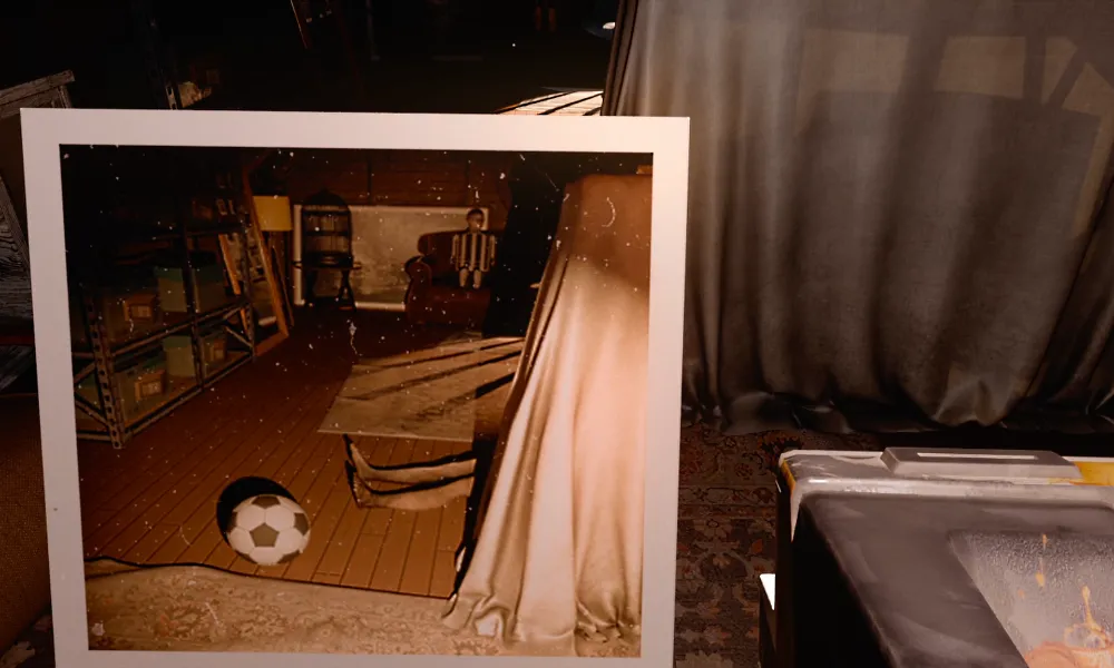 Zdjęcie wykonane aparatem Polaroid w The 18th Attic, ukazujące fragment strychu z manekinem i porozrzucanymi przedmiotami