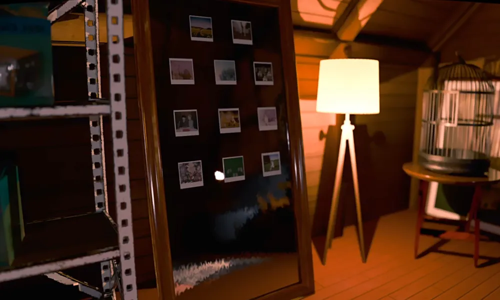 Tablica ze zdjęciami i oświetlony fragment strychu w The 18th Attic, widok na elementy eksploracyjne gry