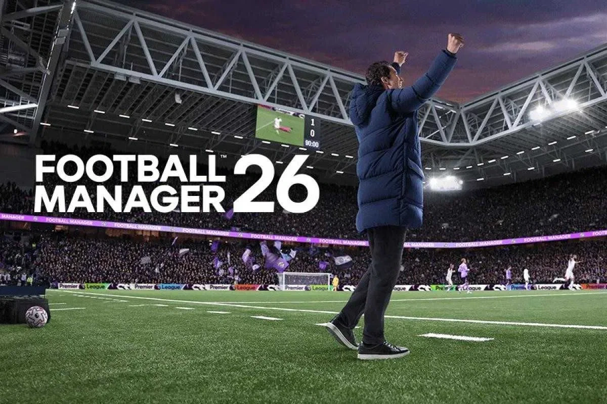 Grafika promująca grę Football Manager 26. Na obrazku widzimy managera, który stoi obok tytułowego napisu - w tle stadion wypełniony kibicami i biegający oraz cieszący się po bramce zawodnicy.