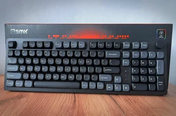 Klawiatura mechaniczna SMX Sanshu Nougat ustawiona na tle oryginalnego pudełka.