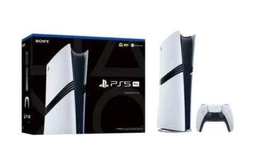 Konsola PS5 Pro obok pudełka oraz kontrolera DualSense na białym tle