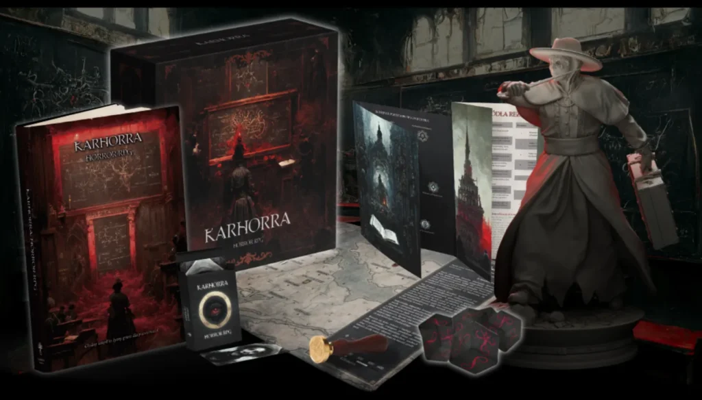 Karhorra RPG pudełko z elementami gry planszowej: figurka sawanta w kapeluszu, książki, kostki, mapa i akcesoria w mrocznej gotyckiej atmosferze horroru kosmicznego.