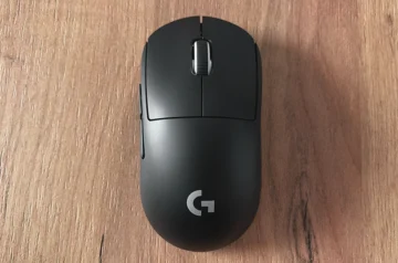 Logitech G PRO X SUPERLIGHT 2c od góry na drewnianym blacie.