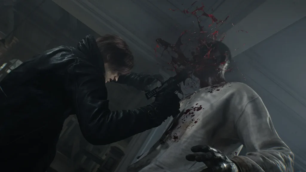 Resident Evil Requiem egzekucja przeciwnika z broni palnej, bohater w skórzanej kurtce strzela w głowę z bliska, krew podkreśla brutalny charakter gry.