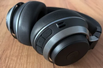 Turtle Beach Stealth Pro na drewnianym blacie