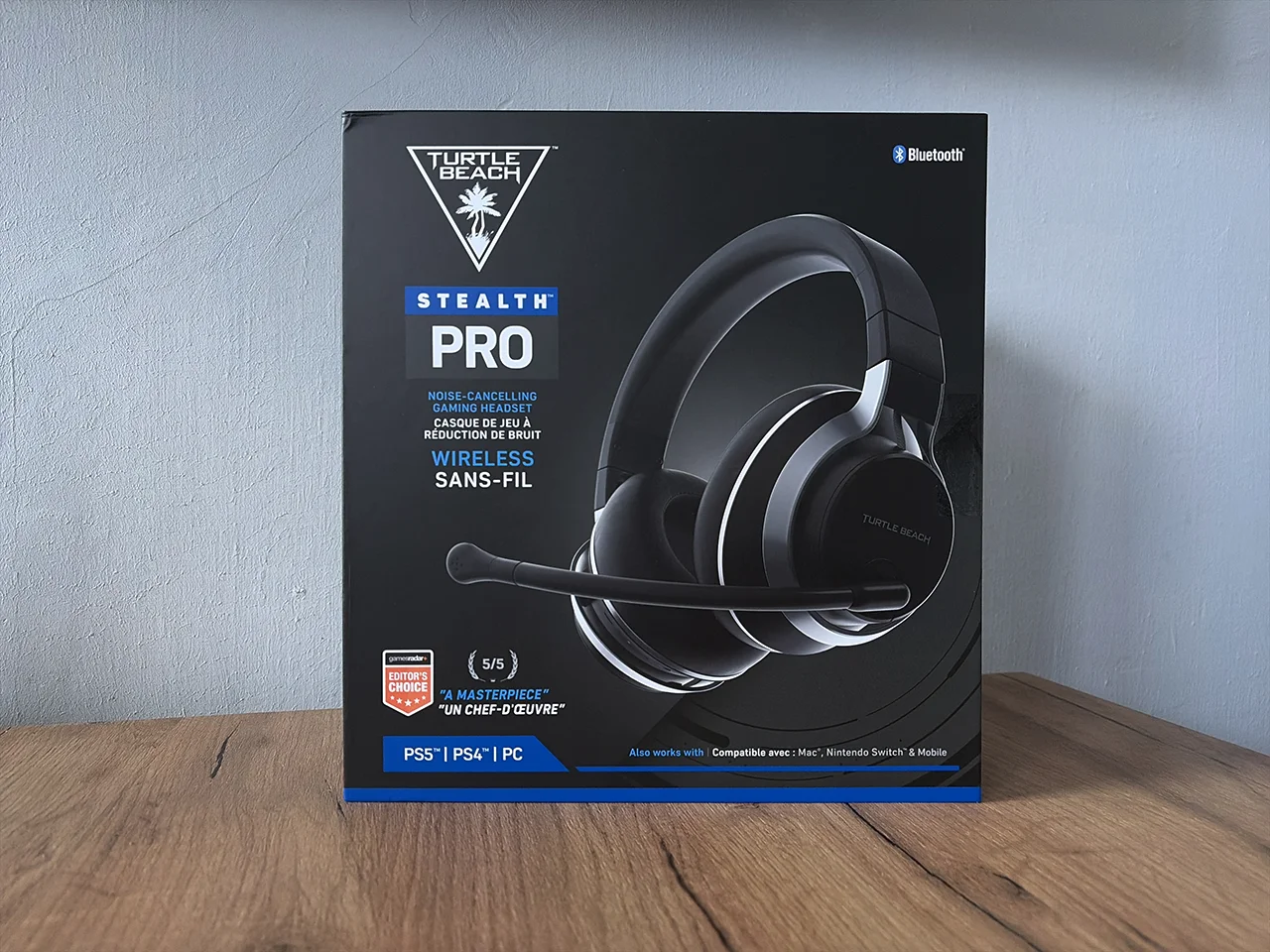 Pudełko Turtle Beach Stealth Pro PlayStation z oznaczeniem PS5/PS4/PC na p&oacute;łce obok słuchawek