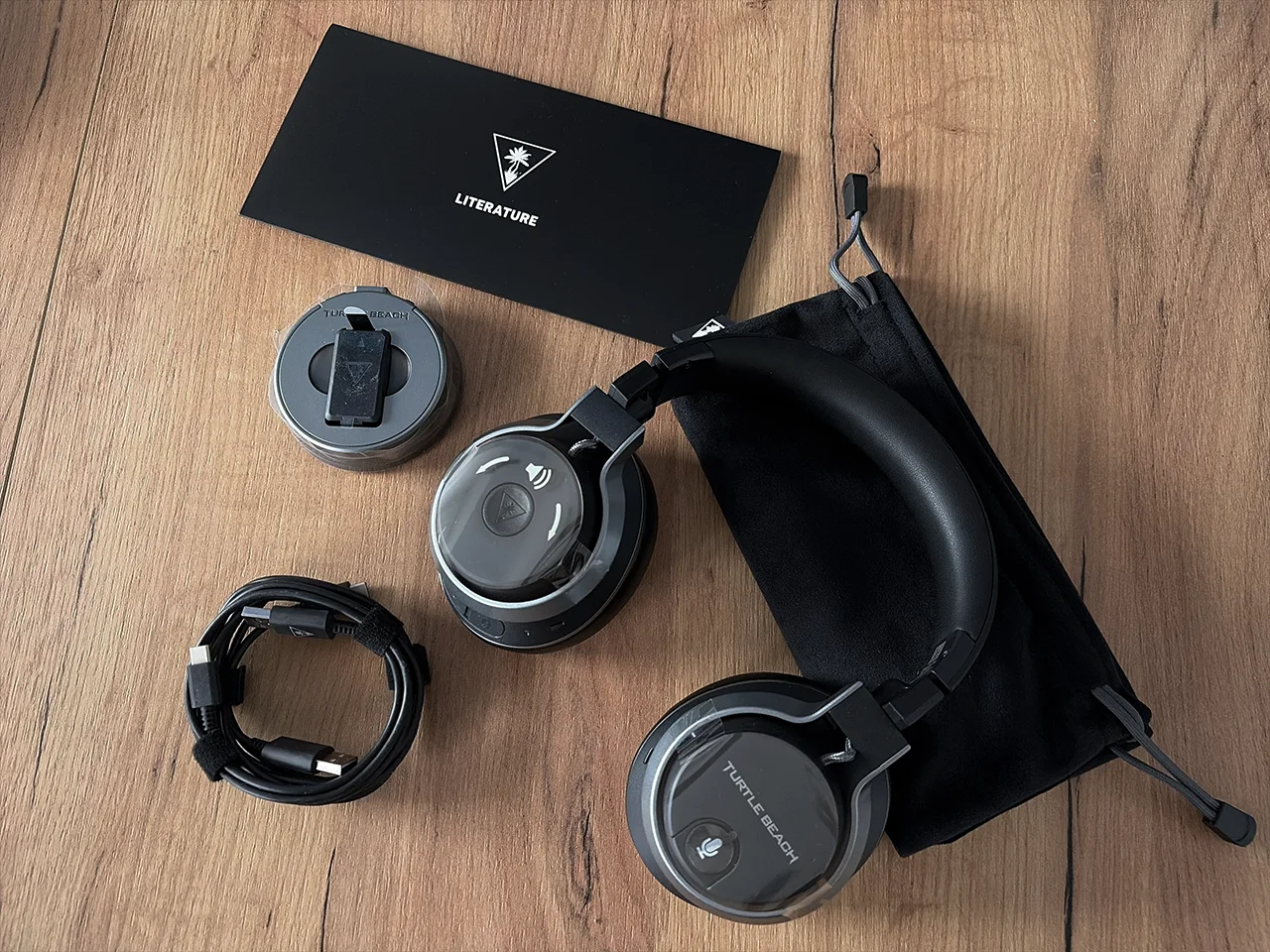 Akcesoria w zestawie: instrukcja, miękki pokrowiec i stacja ładowania z bateriami