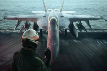 Myśliwiec bojowy na pokładzie lotniskowca w Ace Combat 8: Wings of Theve, przygotowywany do startu przez obsługę pokładową.