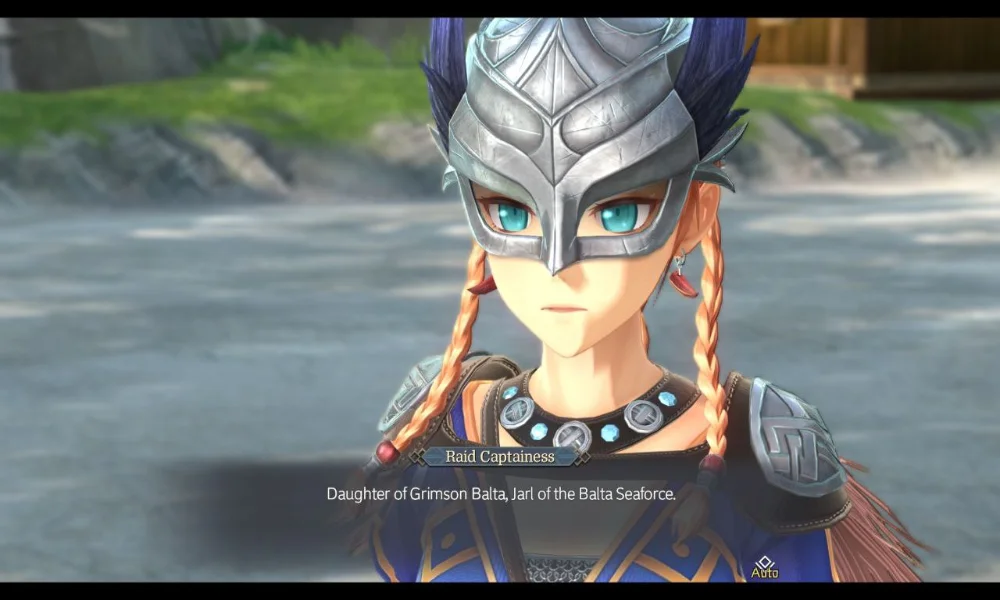 Karja jako Raid Captainess w Ys X: Nordics – bohaterka w hełmie i nordyckiej zbroi przemawia nad brzegiem morza; na ekranie widoczny podpis z jej tytułem i pochodzeniem.