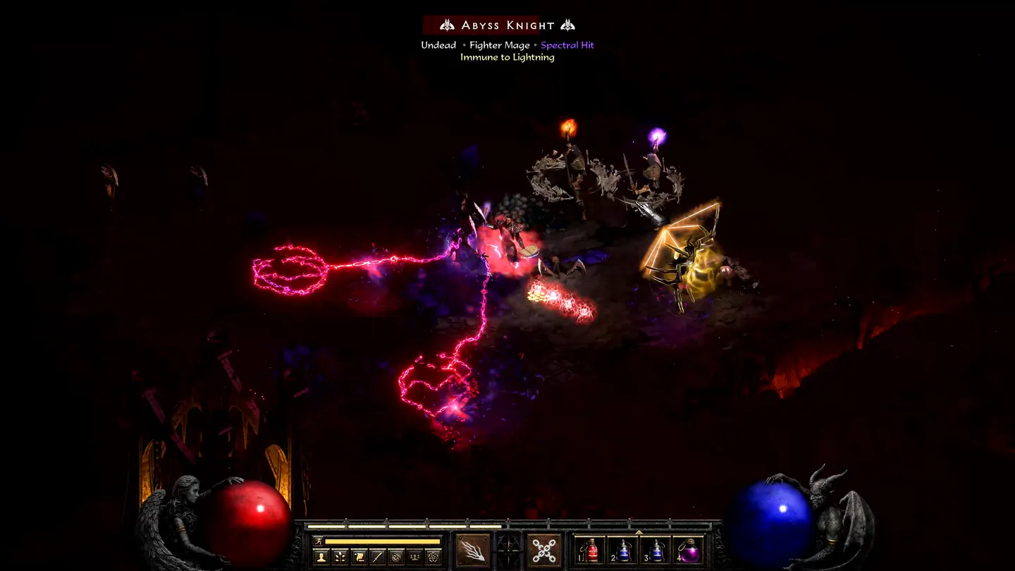 Dark Knight (Artes Knight) z Fighter Surge uwalniający r&oacute;żowe elektryczne łańcuchy i serca na grupę wrog&oacute;w w ciemnej lokacji, demonstrując nową umiejętność w mrocznym otoczeniu.