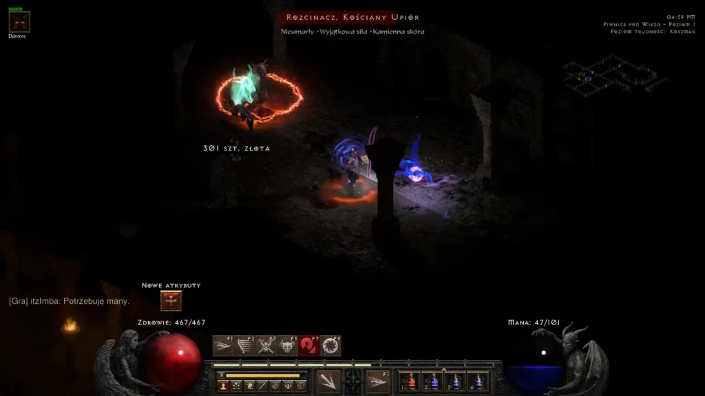 Zrzut ekranu Diablo II Resurrected w ciemnym lesie: niebieska postać gracza używa fioletowo-białej magii na grupie pomarańczowych szkieletów i demonów wśród drzew, płonące efekty ataków, interfejs z maną (Zin 679), paskiem ekwipunku i kulami życia/many na dole. 