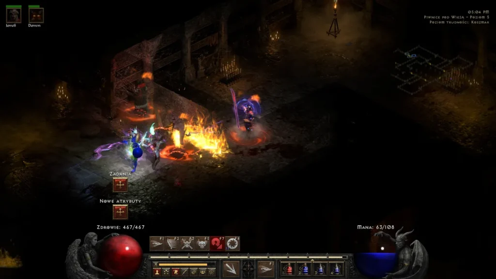 Ekran gry w mrocznym lochu z pochodniami: niebieska postać gracza atakuje świecącego niebiesko potwora płomieniami i magią nad pomarańczowym kręgiem ognia, interfejs pokazuje manę (Zin 430/8), zdrowie potwora, pasek umiejętności „Nawałnicy” i ekwipunek z kulami życia/many.