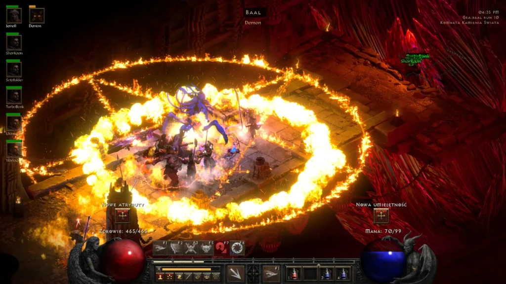 Zrzut ekranu z Diablo II Resurrected, kilku bohaterów otacza demona Baala na kamiennym moście w piekielnej scenerii, wokół nich wiruje ogromny krąg ognia, interfejs gry z kulami życia i many oraz paskiem umiejętności widoczny na dole ekranu.