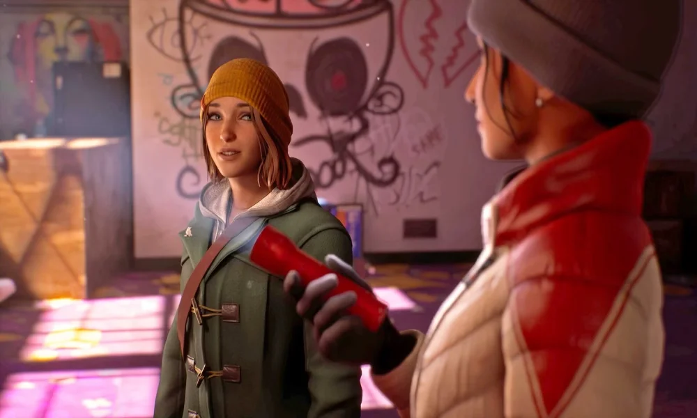 Scena z gry Life is Strange: Reunion, w której Max rozmawia z Chloe w szkolnym wnętrzu, trzymając latarkę.
