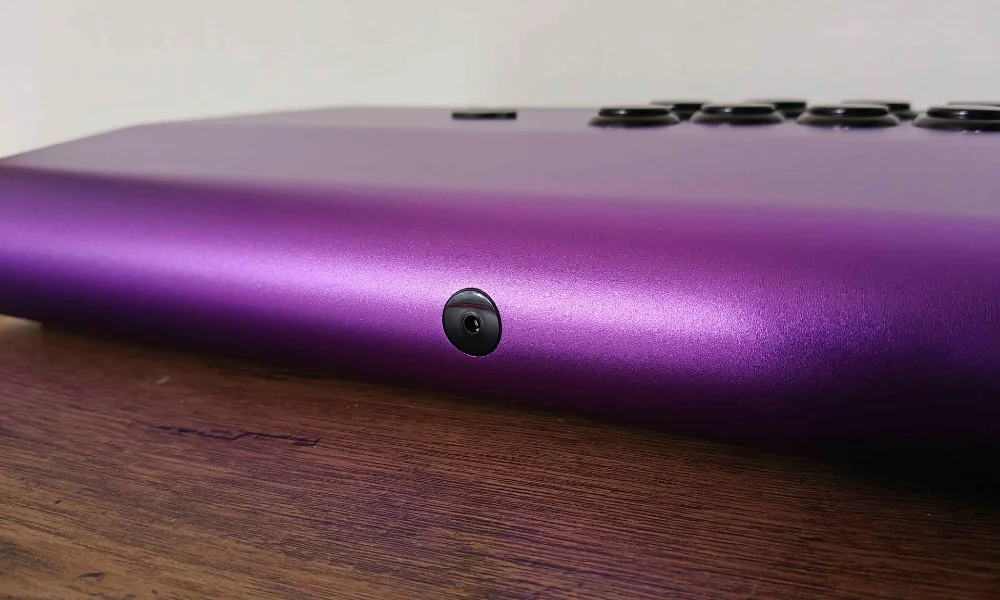 Zbliżenie bocznej krawędzi aluminiowej obudowy Victrix Pro FS w fioletowym kolorze.