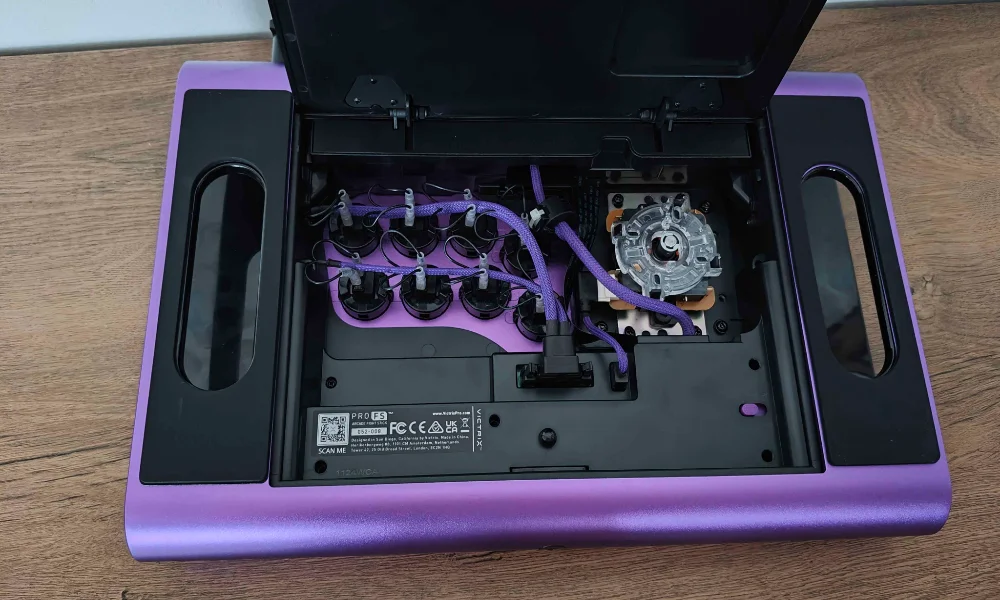 Wnętrze Victrix Pro FS po otwarciu panelu – widoczne okablowanie i mechanizm joysticka.