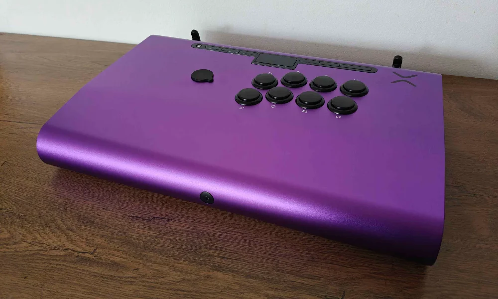 Victrix Pro FS w fioletowej wersji kolorystycznej ustawiony na biurku, widok z przodu.