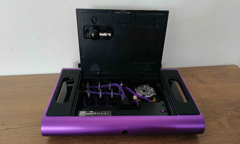 Otwarty Victrix Pro FS z widocznym miejscem na przechowywanie joysticka w pokrywie.