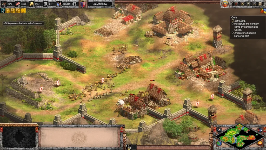 Baza Celtów pod ostrzałem w Age of Empires II: Definitive Edition – The Last Chieftains: fioletowe mury i chaty na klifie, czerwone jednostki atakujące przez zielone pola, interfejs z zaznaczonymi budynkami i minimapą.