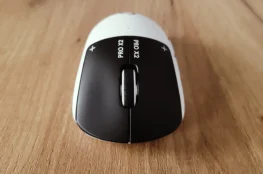 Front myszki Logitech G Pro X2 Superstrike leżącej na drewnianym stole.