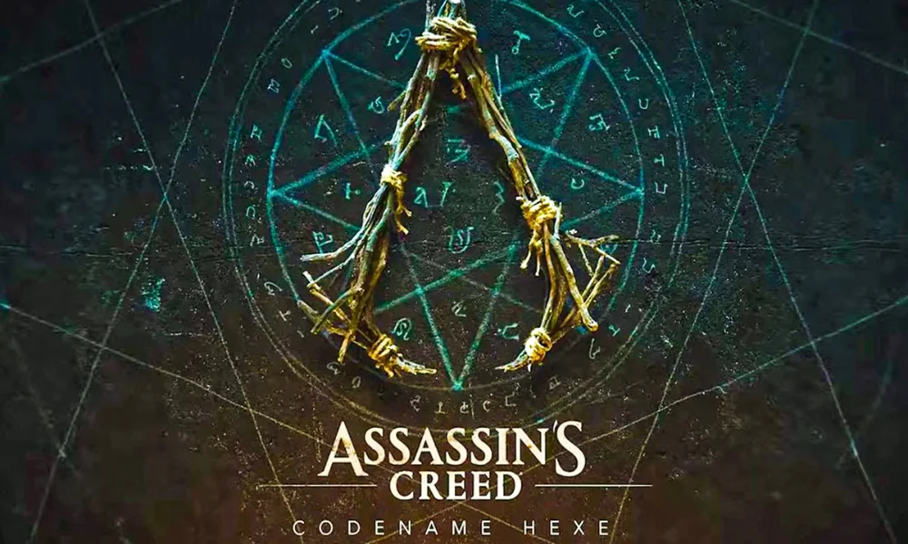 Logo Assassin's Creed zaplecione z suchych gałęzi, wiszące na tle mrocznego, świecącego kręgu z okultystycznymi runami. Na dole widnieje napis: „ASSASSIN’S CREED CODENAME HEXE”.