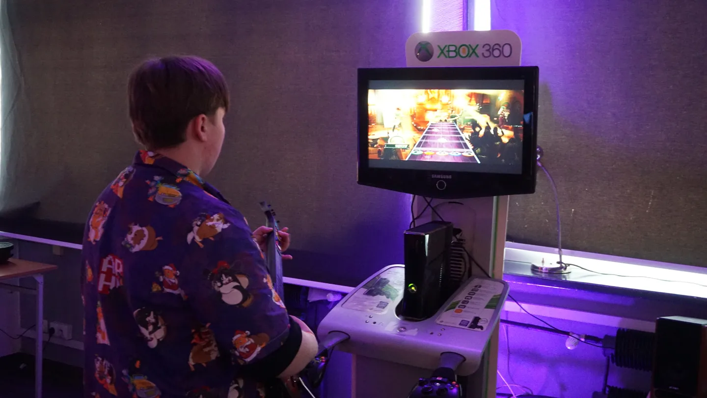 Uczestnik ReplayFest 2026 grający na retro stanowisku z konsolą Xbox 360