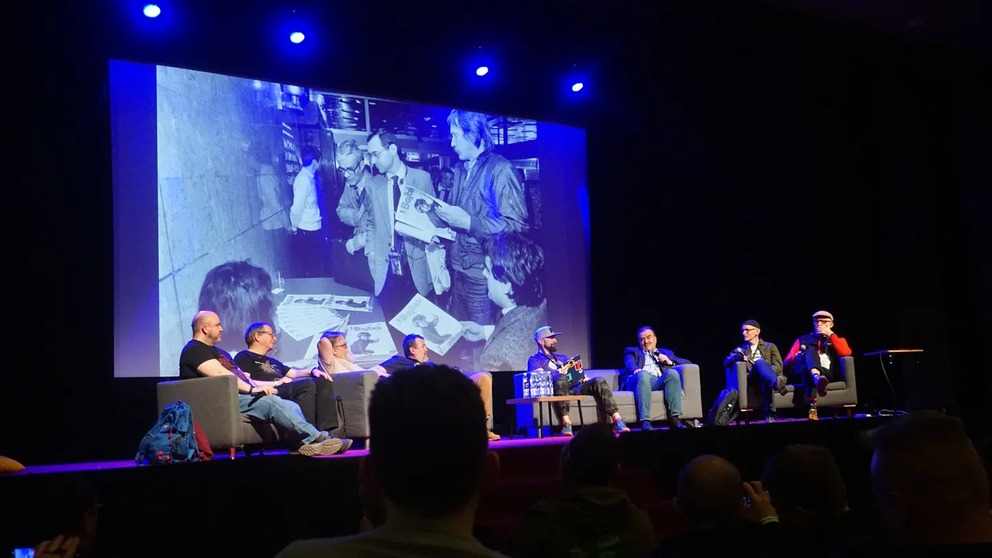 Panel na ReplayFest 2026 z archiwalnymi zdjęciami i prelekcją na scenie