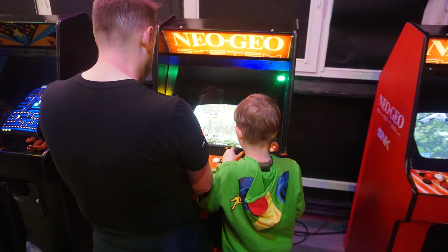 Wspólna rozgrywka przy automacie arcade Neo Geo na ReplayFest