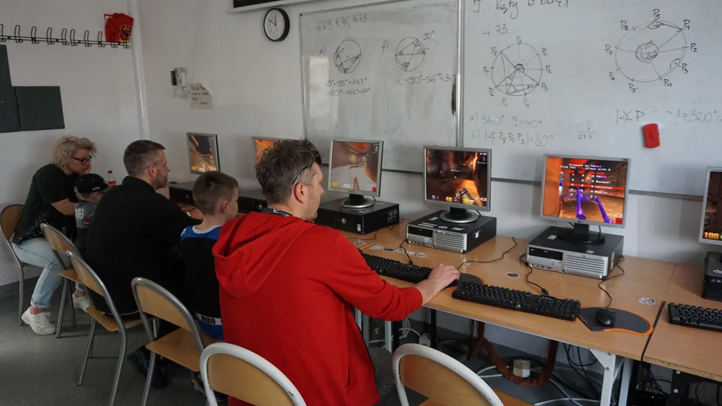 Gracze przy pecetach z klasycznymi grami na ReplayFest 2026