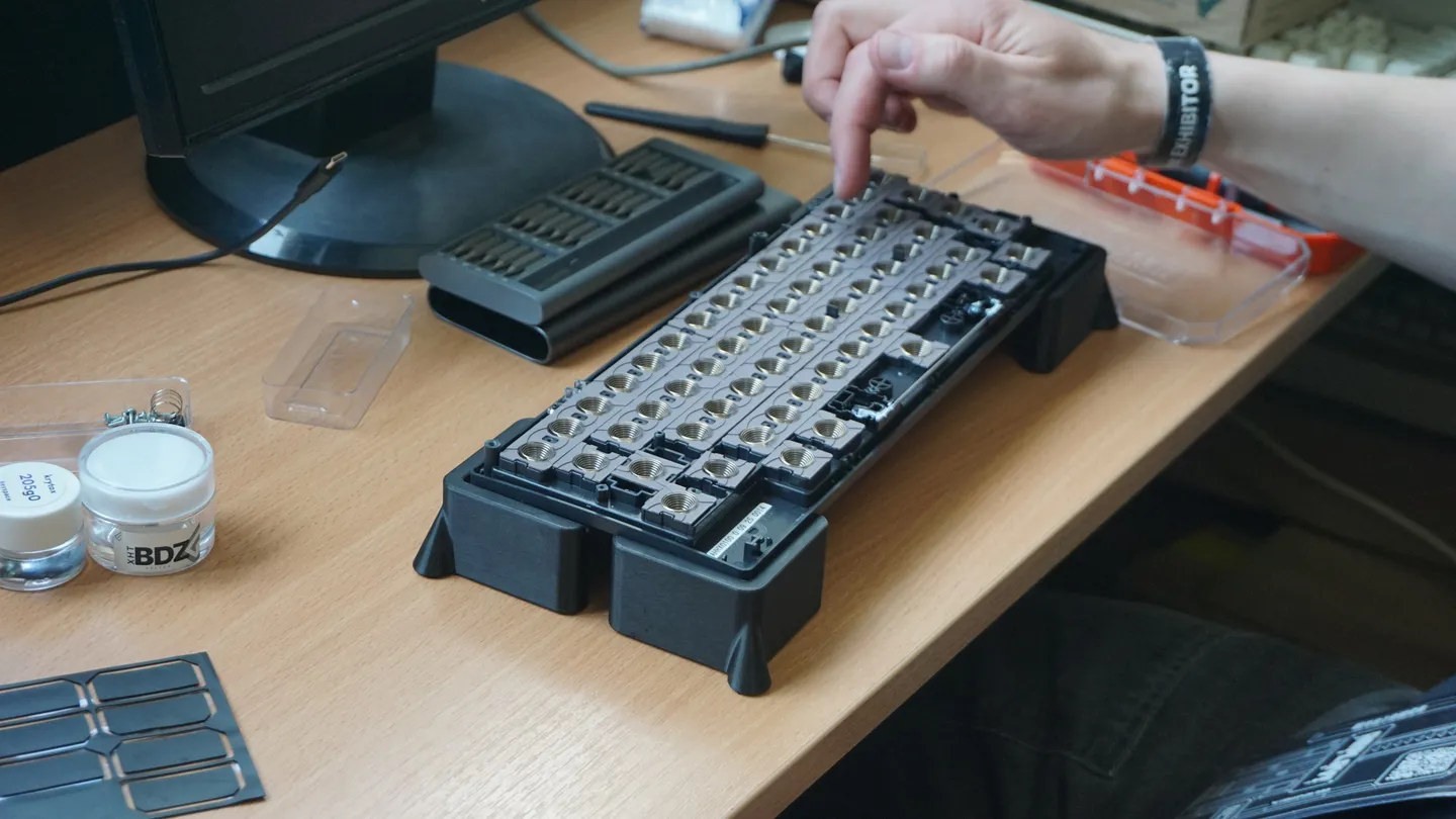 Uczestnik składający klawiaturę mechaniczną na festiwalu ReplayFest 2026