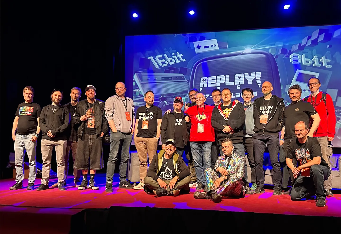 Pamiątkowe zdjęcie grupowe uczestników ReplayFest 2026 z Pegazem