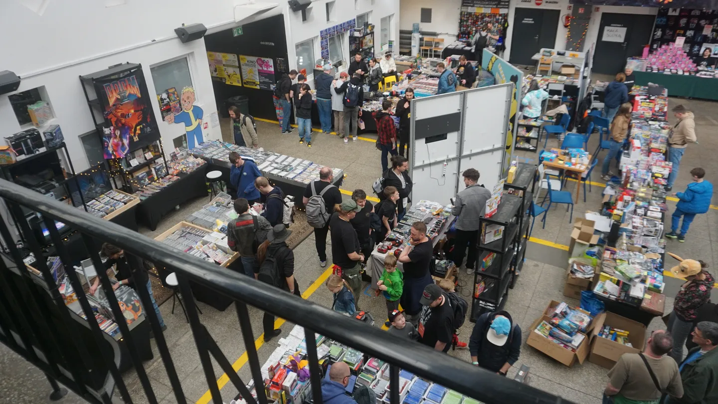 Widok hali z wystawcami i uczestnikami ReplayFest 2026