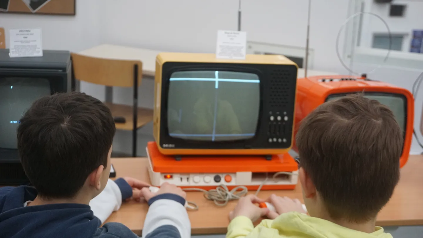 Uczestnicy grający na starym sprzęcie komputerowym na ReplayFest 2026