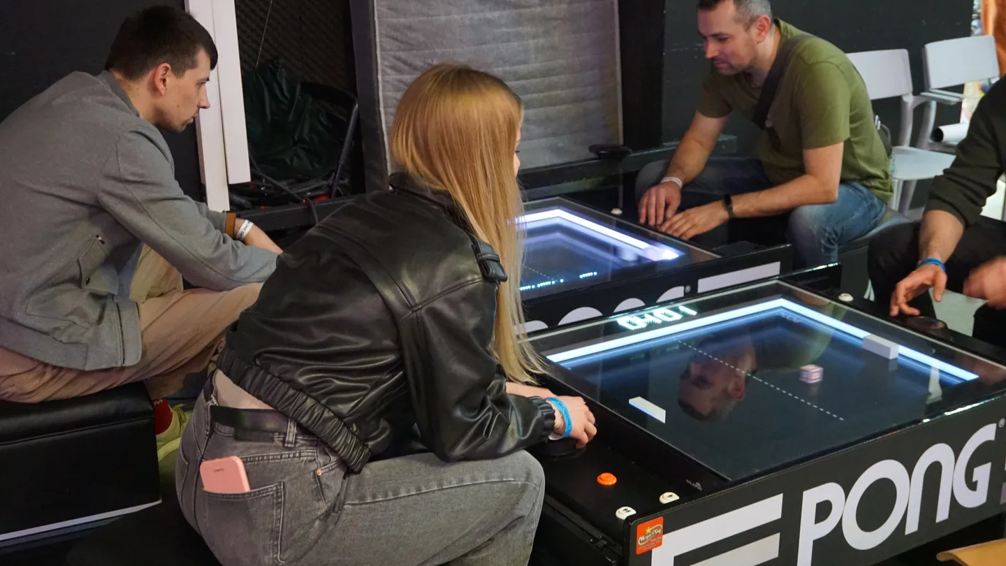 Retro strefa z grą Pong i graczami podczas ReplayFest 2026