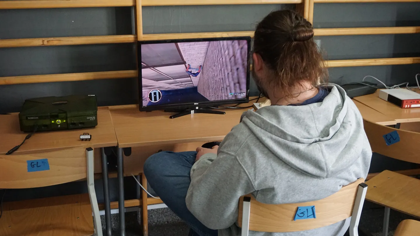 Gracz testujący wczesną wersję Spider-Man 3: The Game na devkicie Xbox 360