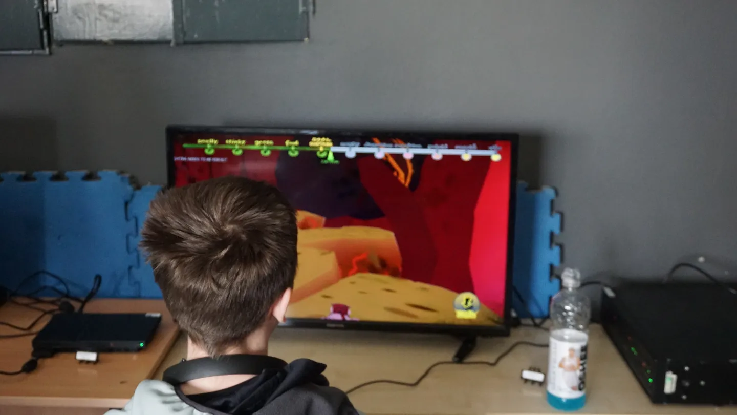 Dziecko grające na devkit PS3 podczas ReplayFest 2026