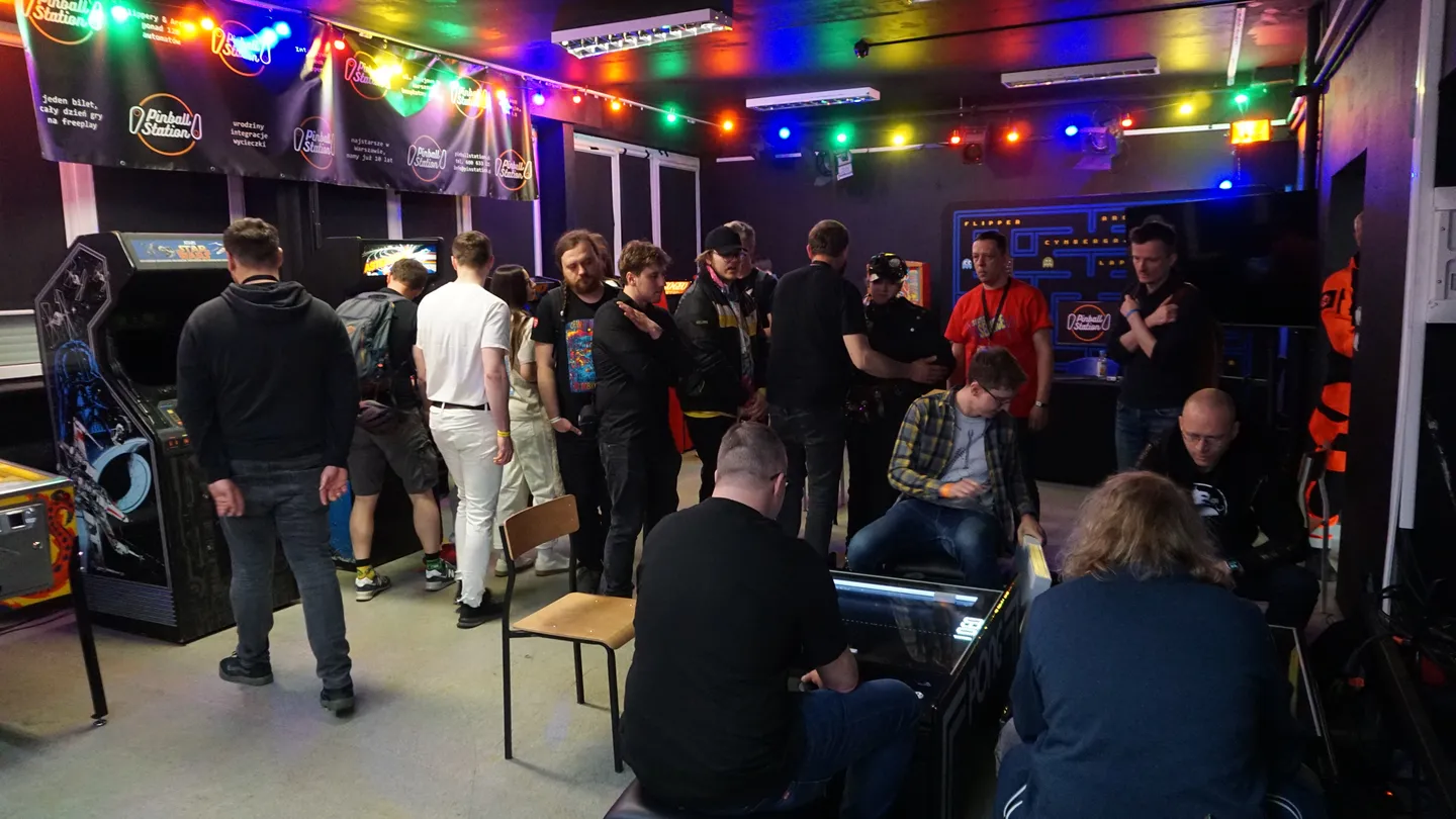 Tłum uczestników przy flipperach i automatach na ReplayFest 2026