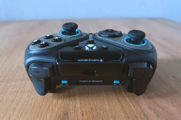 Turtle Beach Stealth Pivot na drewnianym stole