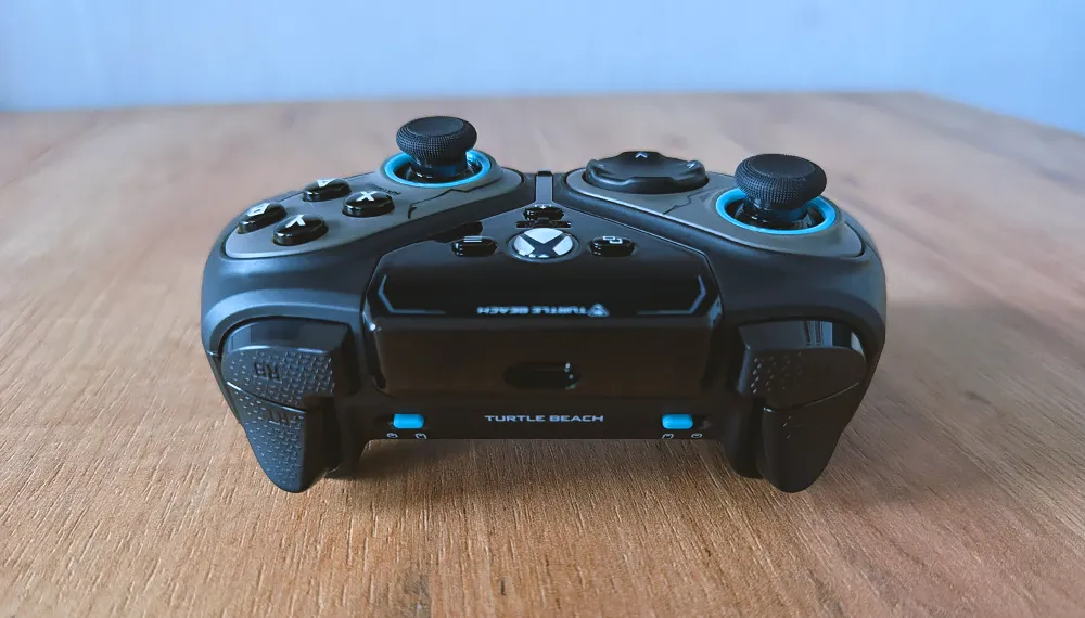 Turtle Beach Stealth Pivot na drewnianym stole