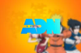 Oficjalne, jasnoniebieskie logo platformy streamingowej „ADN” umieszczone na jaskrawym, pomarańczowym tle. W tle, za logotypem, widać mocno rozmyte sylwetki postaci z anime Naruto – Sakurę, Naruto oraz Sasuke w dynamicznych pozach boju.