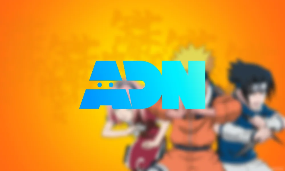 Oficjalne, jasnoniebieskie logo platformy streamingowej „ADN” umieszczone na jaskrawym, pomarańczowym tle. W tle, za logotypem, widać mocno rozmyte sylwetki postaci z anime Naruto – Sakurę, Naruto oraz Sasuke w dynamicznych pozach boju.