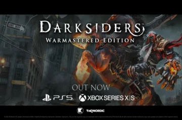 Grafika promująca grę wideo „Darksiders Warmastered Edition”, informująca o dostępności gry na konsole PlayStation 5 oraz Xbox Series X|S. W centrum widać postać Wojny – jednego z Jeźdźców Apokalipsy – jadącego na płonącym koniu na tle zrujnowanego miasta. U góry umieszczono stylizowany tytuł gry, a na dole logotypy platform, wydawcy THQ Nordic oraz notki prawne na czarnym pasie.