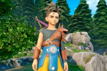 Kadr z gry przedstawiający młodego wojownika w stylistyce anime o nastroszonych, brązowych włosach, stojącego na tle zielonego, iglastego lasu i skał. Postać ma na sobie skórzany naramiennik, niebieski pas z metalowym symbolem oraz miecz przewieszony przez plecy.