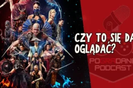 Miniaturka podcastu podzielona na dwie części. Po lewej stronie znajduje się oficjalny plakat filmu lub serialu Mortal Kombat ukazujący kolaż postaci, wśród których wyróżniają się Mileena, Kitana, Sonya Blade, Scorpion, Raiden oraz Baraka. Po prawej stronie, na czerwonym tle z ikoną mikrofonu i pada, widnieje duże logo „POGRADANE PODCAST” oraz biały napis „CZY TO SIĘ DA OGLĄDAĆ?”.