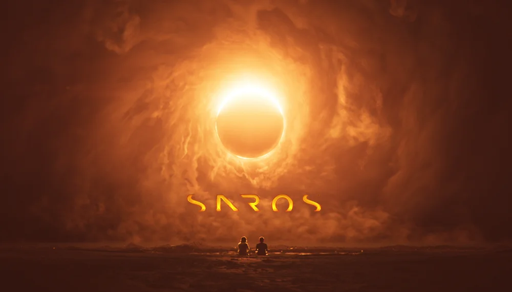 Logo gry Saros z zaćmieniem i postaciami w tle.